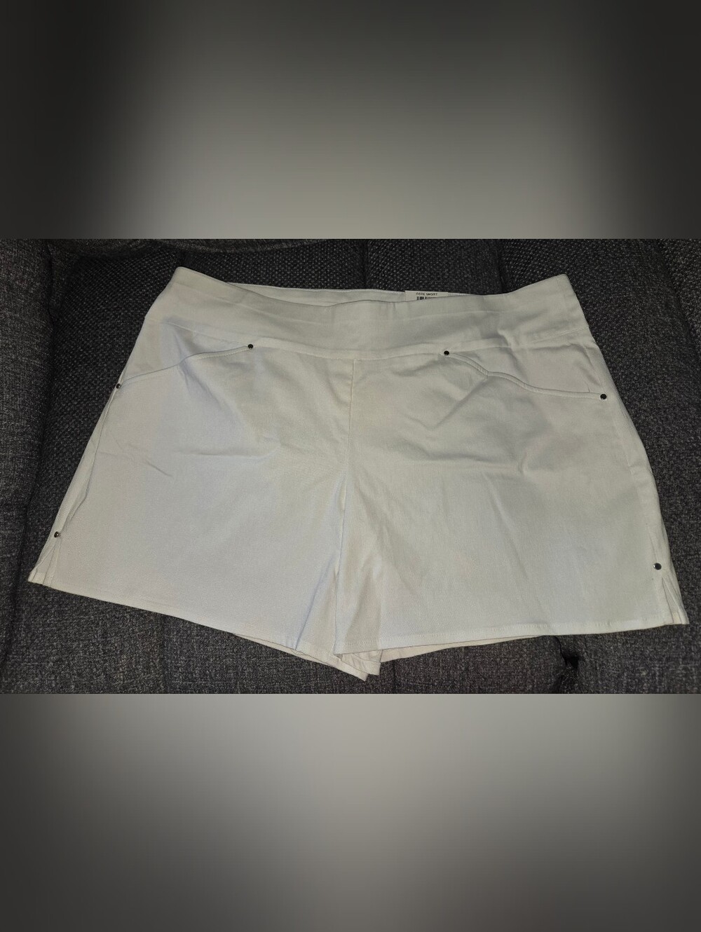 NWT Women's INC White Core Shorts Size 18